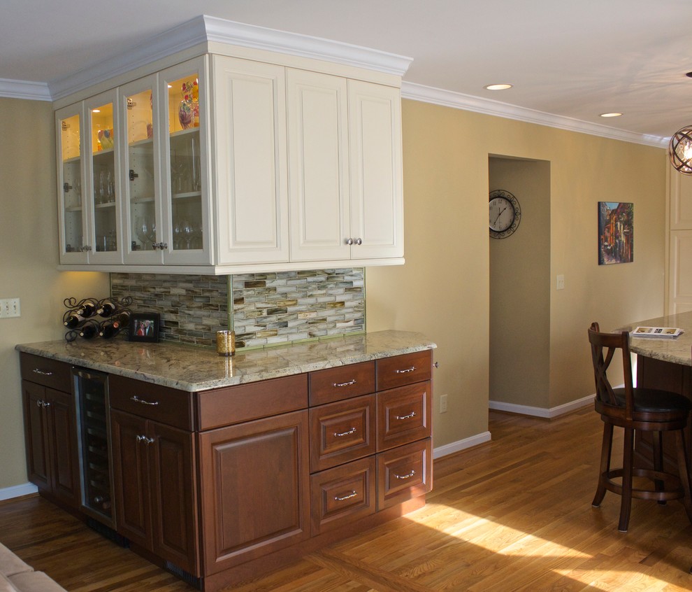 Example of a transitional kitchen design in Cincinnati