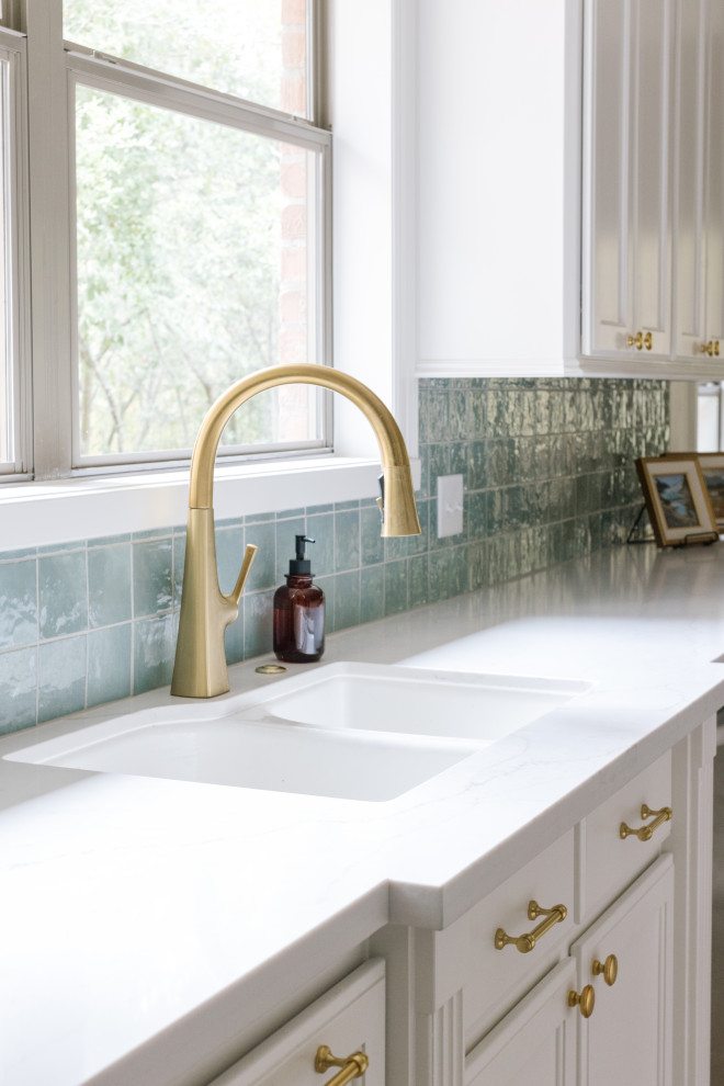 Transitional kitchen photo in Austin