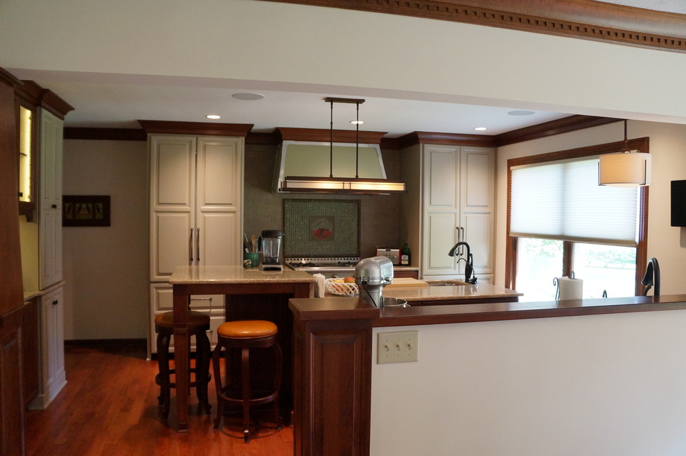 Design ideas for a mid-sized arts and crafts kitchen in Indianapolis.