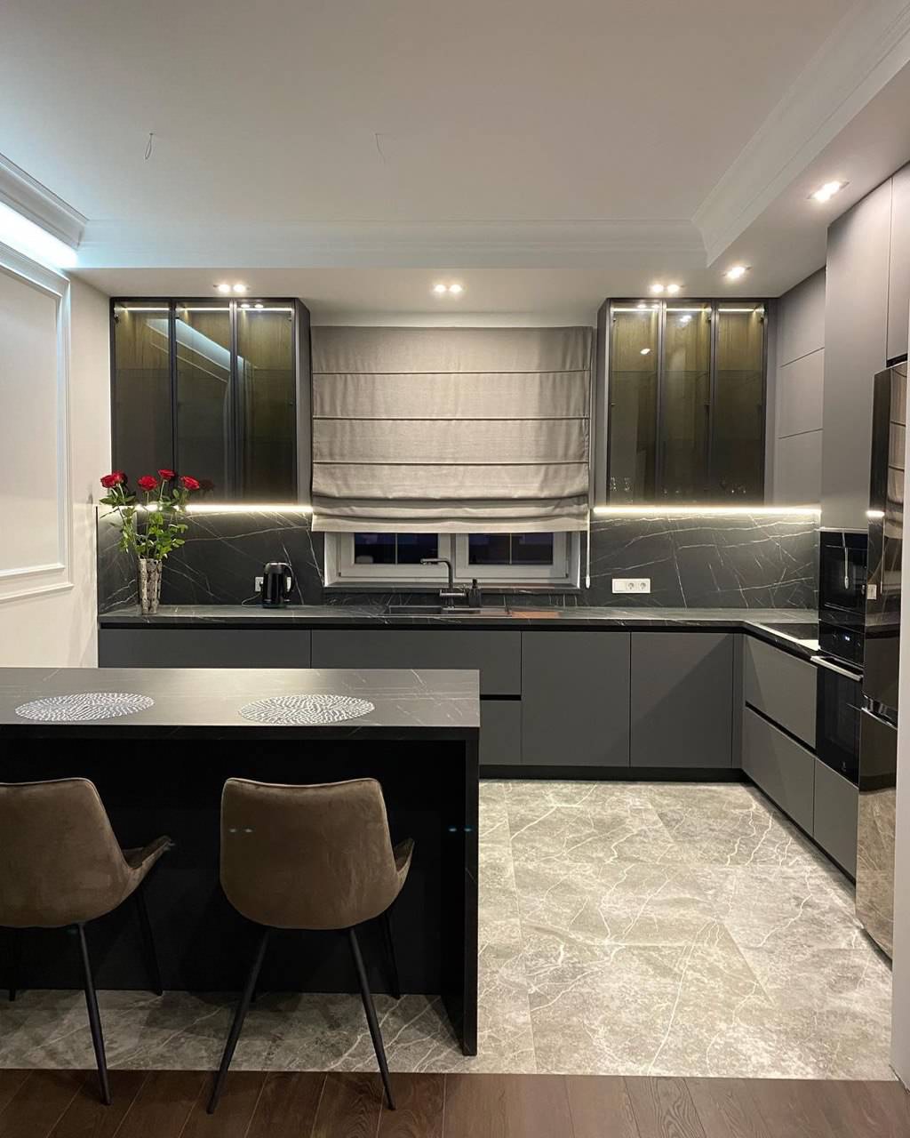 Серая кухня-столовая