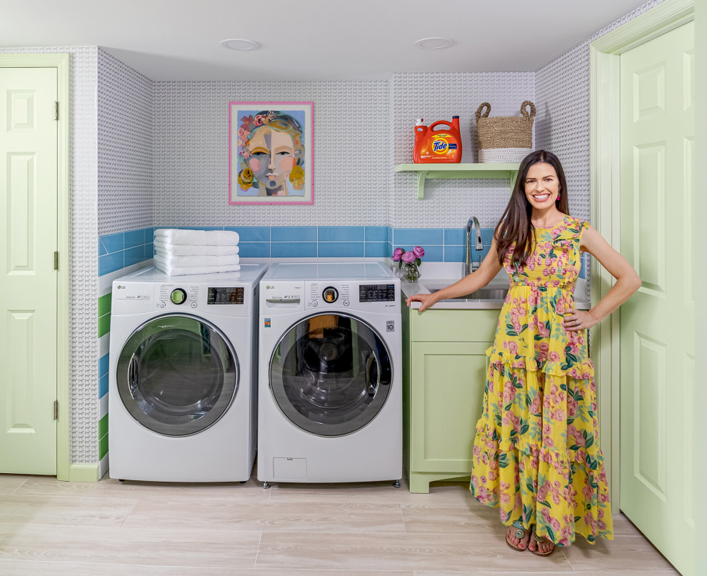 シンシナティにあるトランジショナルスタイルのおしゃれな洗濯室 (緑のキャビネット、マルチカラーのキッチンパネル、サブウェイタイルのキッチンパネル、マルチカラーの壁、ラミネートの床、左右配置の洗濯機・乾燥機、ベージュの床) の写真