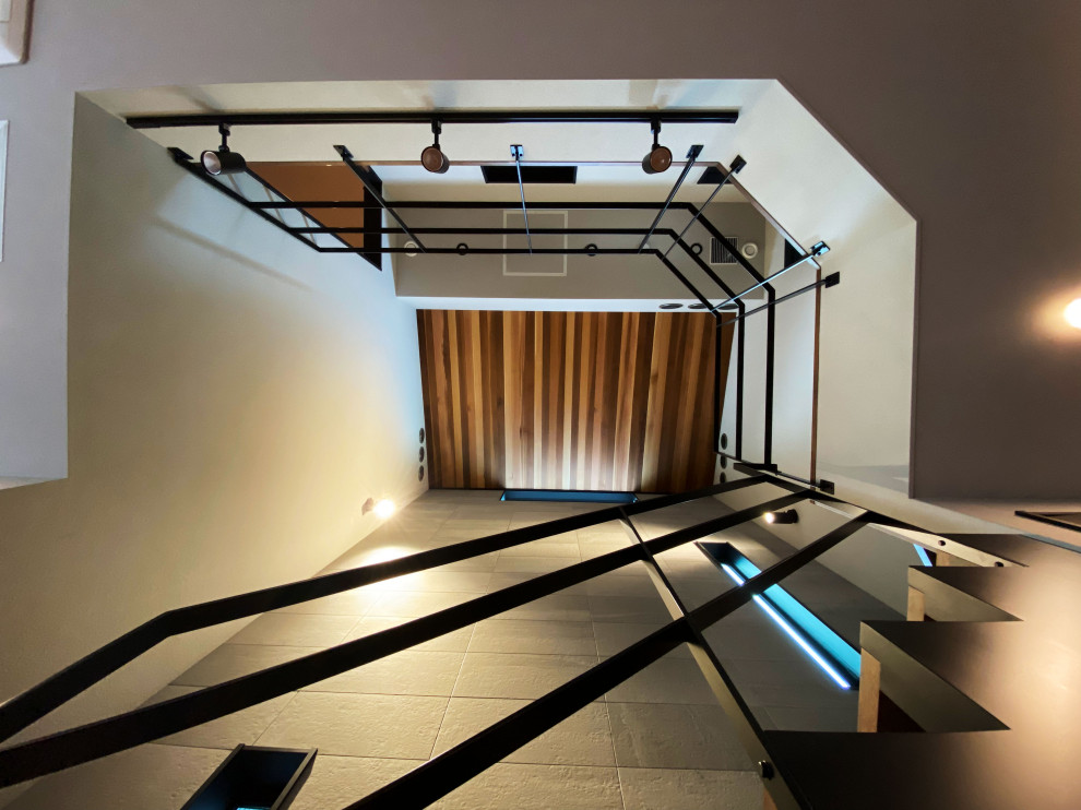Diseño de escalera suspendida minimalista de tamaño medio sin contrahuella con escalones de madera y barandilla de metal