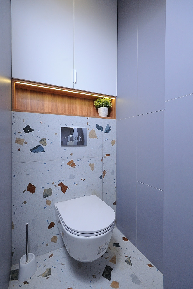 На фото: маленький туалет в современном стиле с плоскими фасадами, белыми фасадами, инсталляцией, синей плиткой, керамогранитной плиткой, синими стенами, полом из терраццо, подвесной раковиной и подвесной тумбой для на участке и в саду с