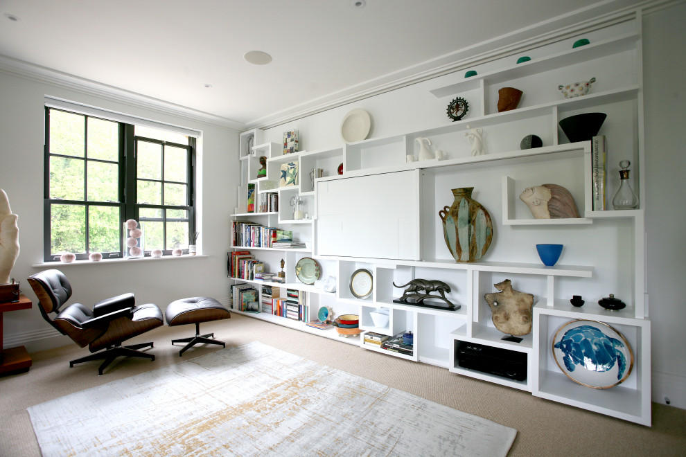 Idées déco pour un grand salon contemporain ouvert avec une salle de réception, un mur blanc, moquette, un téléviseur encastré et un sol beige.