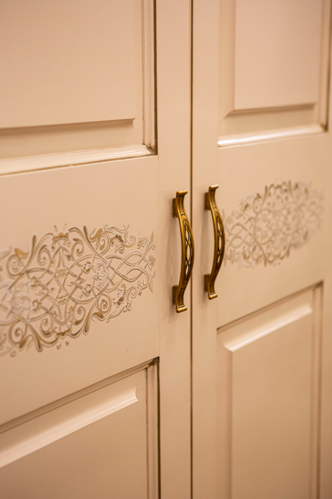 Роспись на дверях шкафа