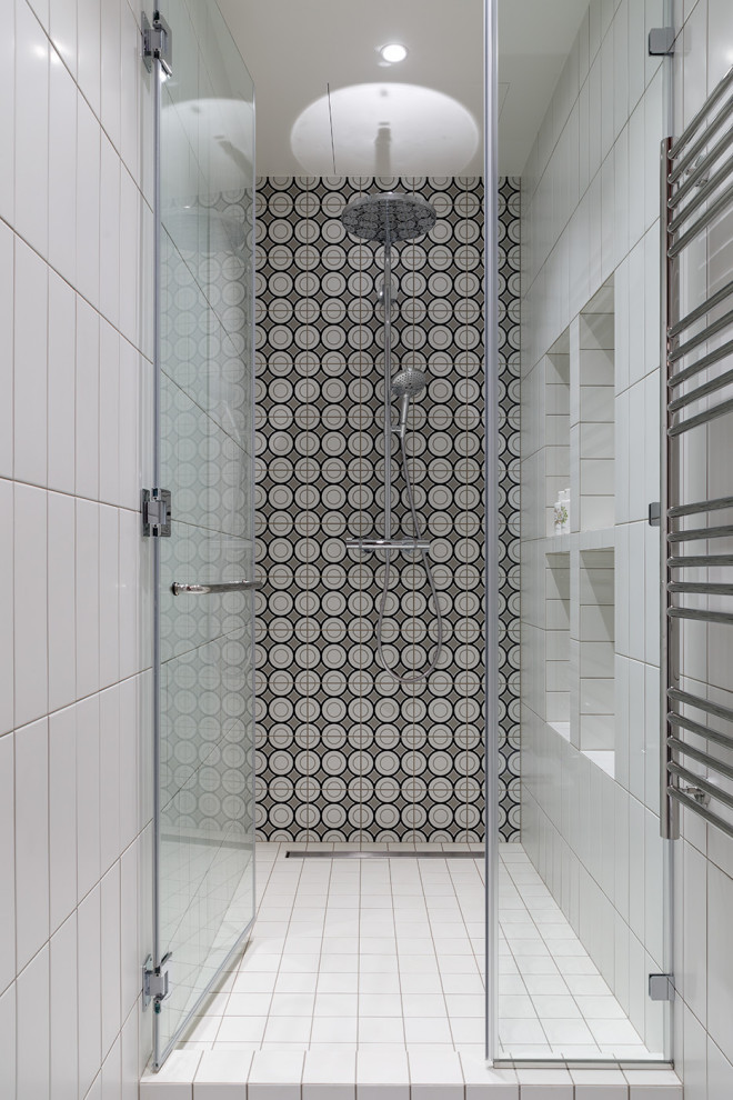 This is an example of a contemporary bathroom in Saint Petersburg.