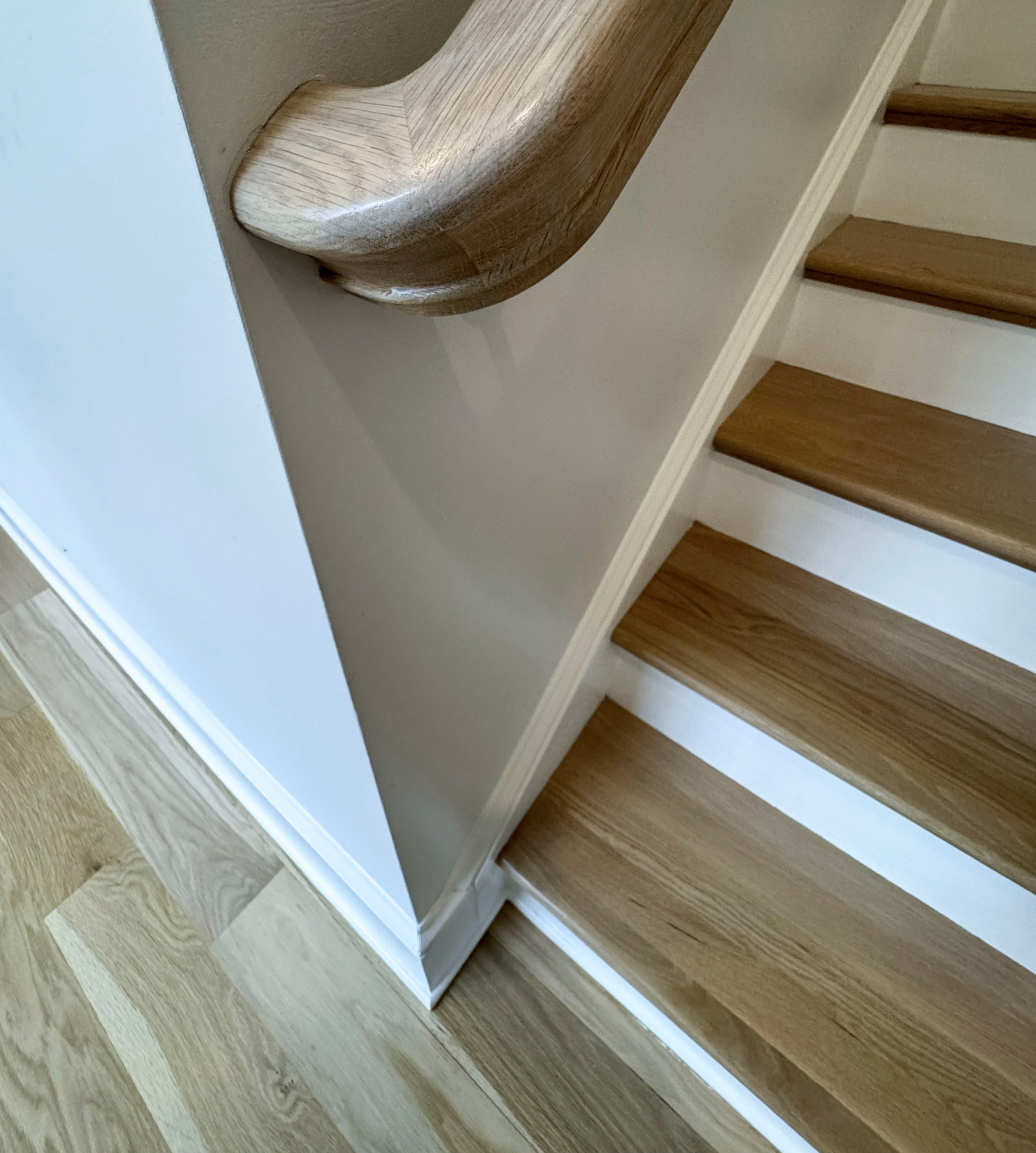 116_Elegant & Eye-catching Curved Staircase, Leesburg VA 20175