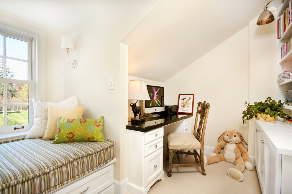 Kleines Klassisches Mädchenzimmer mit Arbeitsecke, beiger Wandfarbe und Teppichboden in Minneapolis
