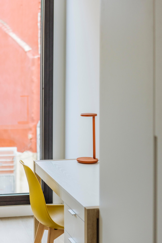 Modelo de habitación infantil unisex de 4 a 10 años nórdica con escritorio, paredes blancas, suelo de madera clara y suelo beige