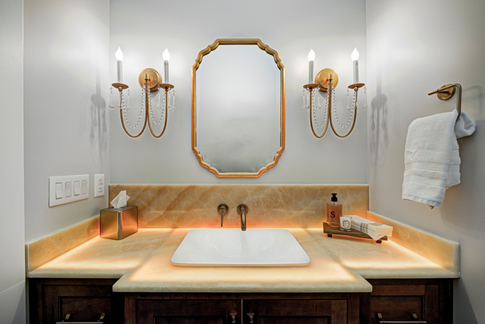 Inspiration för ett mellanstort funkis orange oranget toalett, med skåp i shakerstil, skåp i mellenmörkt trä, grå väggar, granitbänkskiva och ett nedsänkt handfat