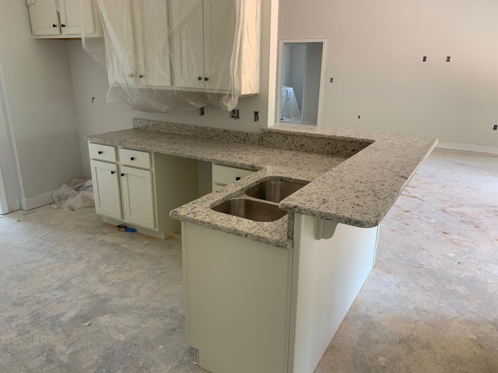 Kitchen - kitchen idea with multicolored countertops
