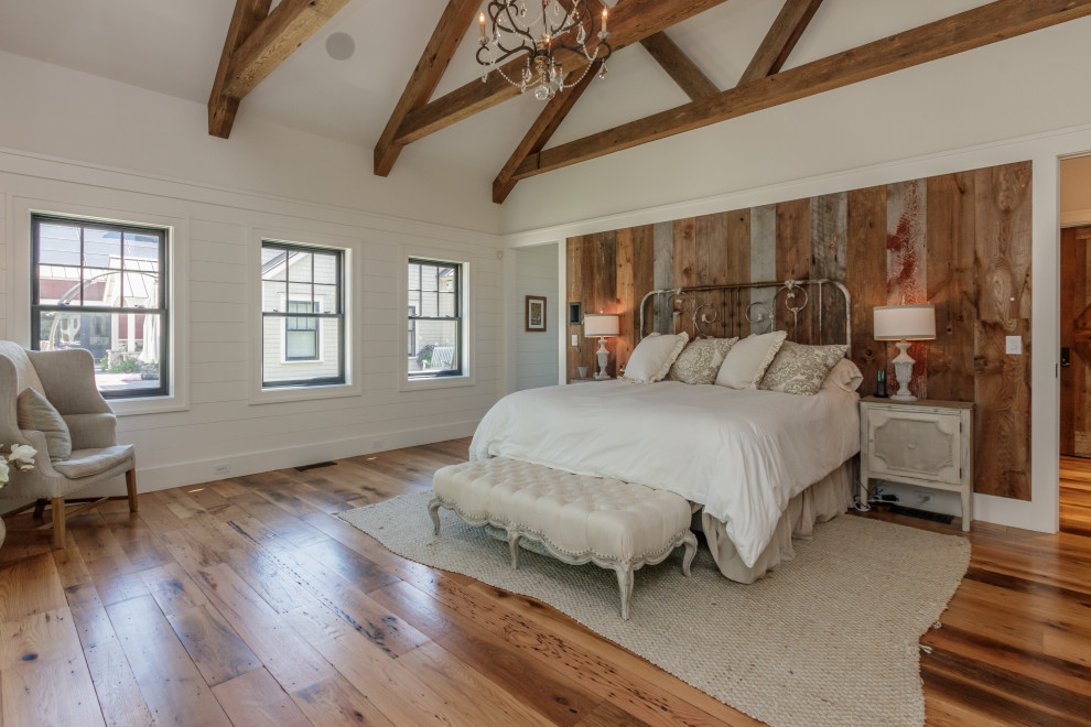 Foto de dormitorio principal romántico grande con paredes blancas, suelo de madera en tonos medios, suelo marrón, vigas vistas y madera