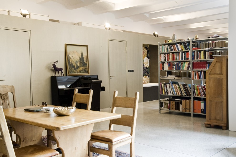 This is an example of an industrial dining room in Berlin with grey walls.