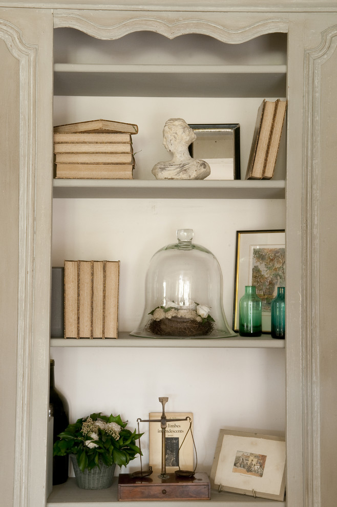 Farmhouse home design photo in Paris