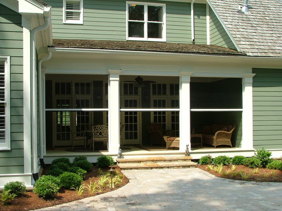 This is an example of a mid-sized traditional front yard verandah in Toronto.