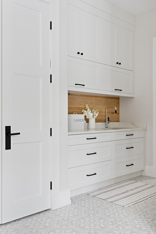 Transitional Elegance with Shaker Cabinets