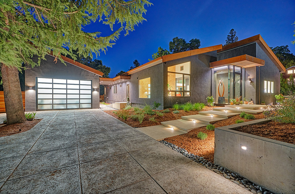 Mid-sized contemporary one-storey stucco black house exterior in Sacramento with a shed roof and a metal roof.