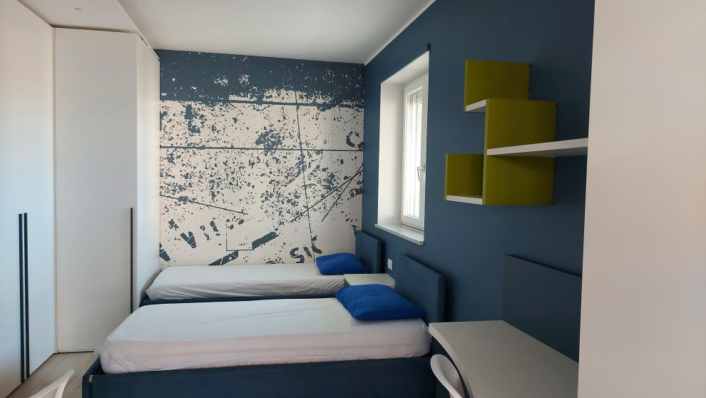 Bild på ett funkis barnrum kombinerat med sovrum, med klinkergolv i porslin