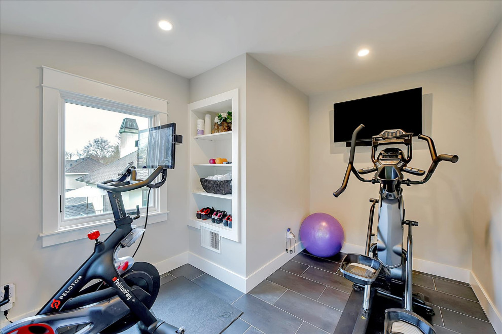 Kleiner Rustikaler Fitnessraum mit grauer Wandfarbe, Porzellan-Bodenfliesen, grauem Boden und gewölbter Decke in San Francisco