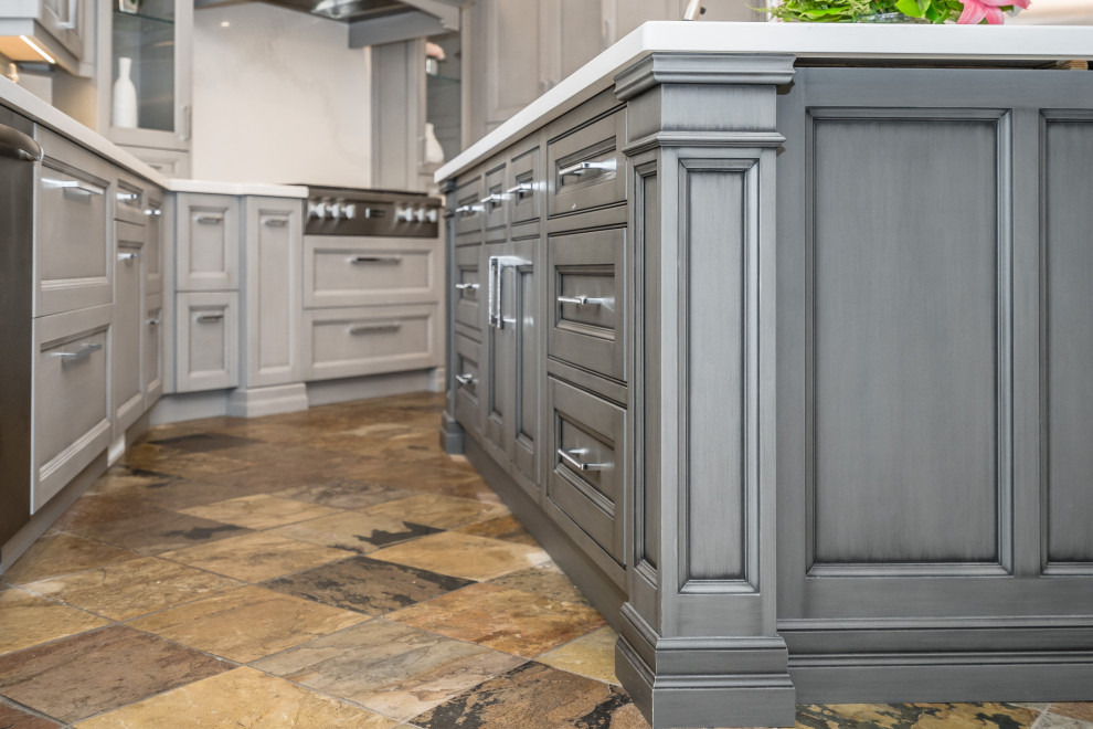 Transitional home design photo in Toronto