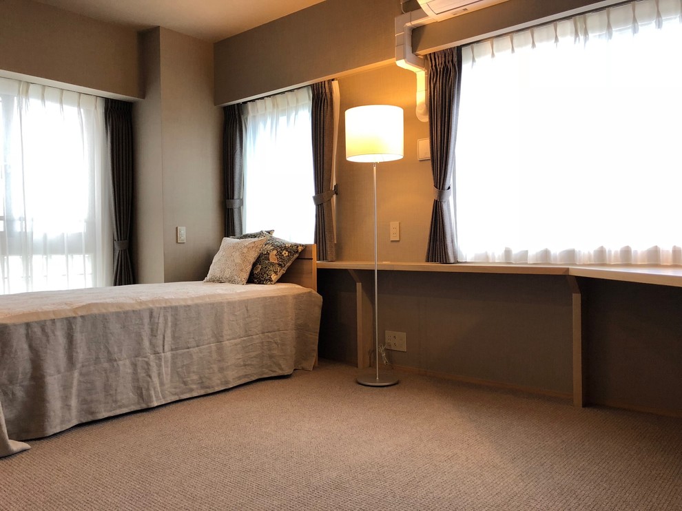 横浜にあるモダンスタイルのおしゃれな寝室 (カーペット敷き)