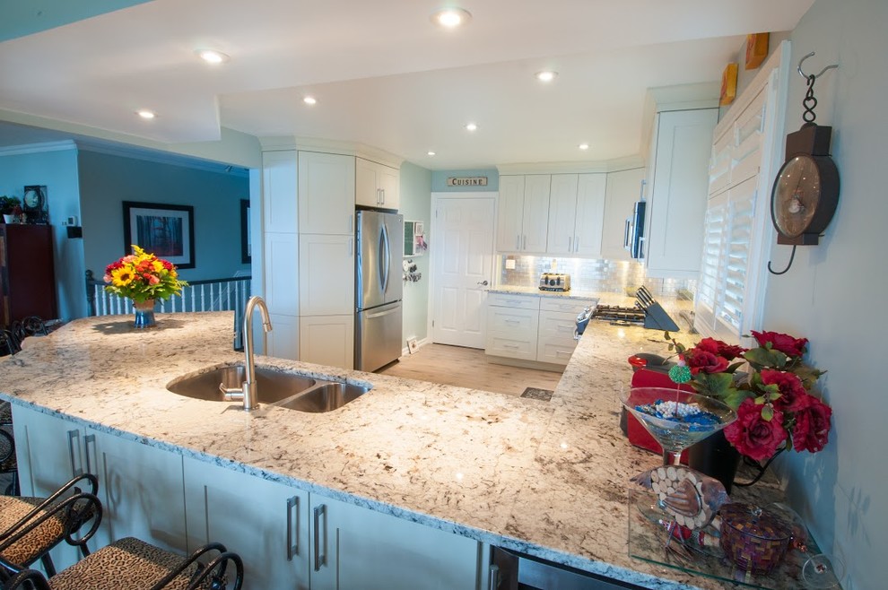 Transitional kitchen photo in Toronto