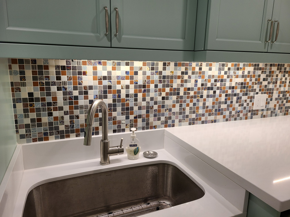 Laundry room - transitional laundry room idea