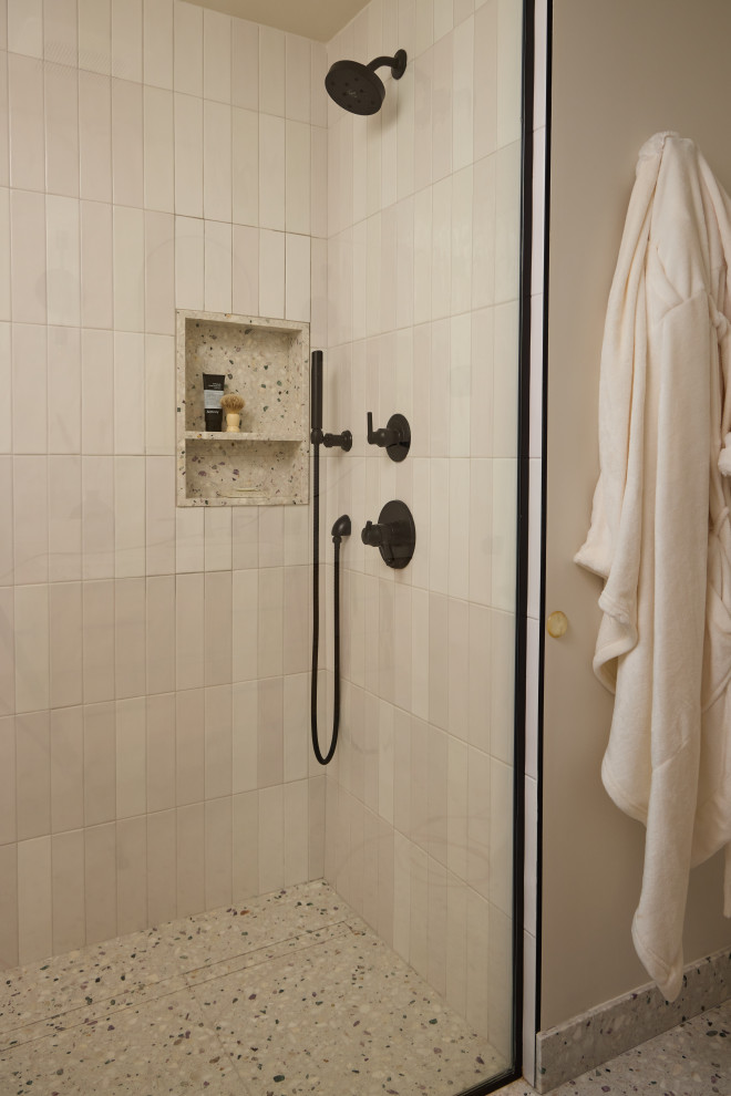 Foto de cuarto de baño único y flotante escandinavo de tamaño medio con baldosas y/o azulejos blancos y aseo y ducha
