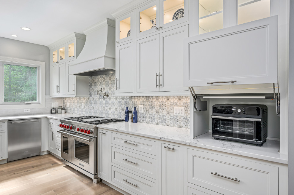 Example of a transitional kitchen design in DC Metro