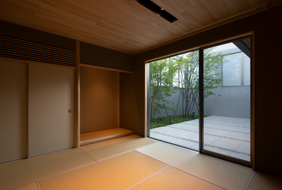 Mittelgroßes Modernes Wohnzimmer mit brauner Wandfarbe, Tatami-Boden, TV-Wand, beigem Boden, Holzdielendecke und Wandgestaltungen in Fukuoka