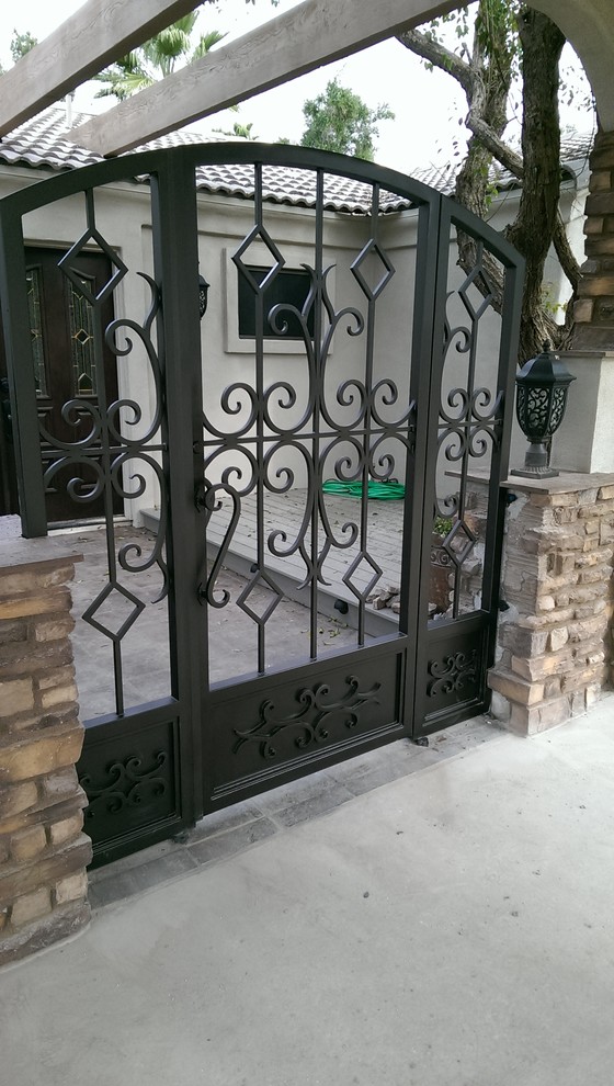 Transitional entryway photo in Phoenix
