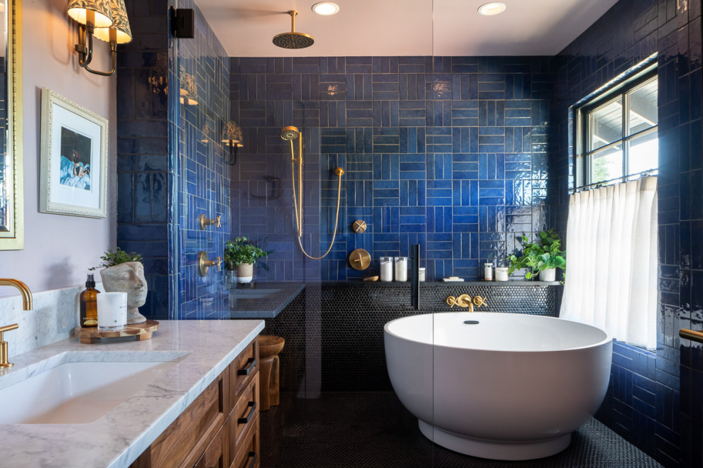 Источник вдохновения для домашнего уюта: главная ванная комната среднего размера в стиле неоклассика (современная классика) с фасадами в стиле шейкер, темными деревянными фасадами, отдельно стоящей ванной, душем над ванной, синей плиткой, керамогранитной плиткой, полом из керамогранита, врезной раковиной, мраморной столешницей, черным полом, душем с распашными дверями и встроенной тумбой