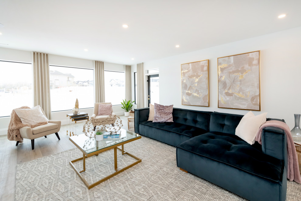 Idee per un ampio soggiorno contemporaneo chiuso con pareti bianche, parquet chiaro, camino bifacciale, TV a parete e pavimento marrone