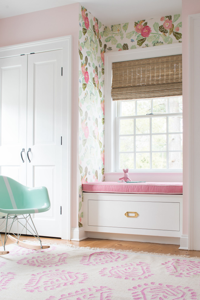 Immagine di una grande camera da letto country con pareti rosa, parquet chiaro, pavimento marrone e carta da parati