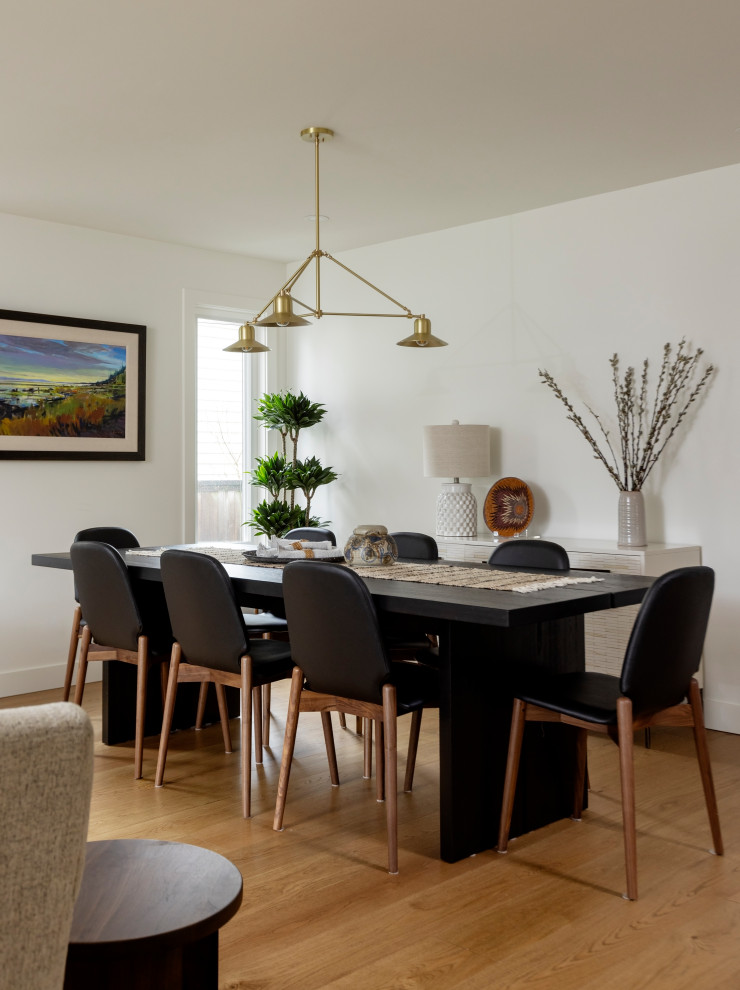 Idée de décoration pour une salle à manger tradition avec un mur blanc, un sol en bois brun et un sol marron.