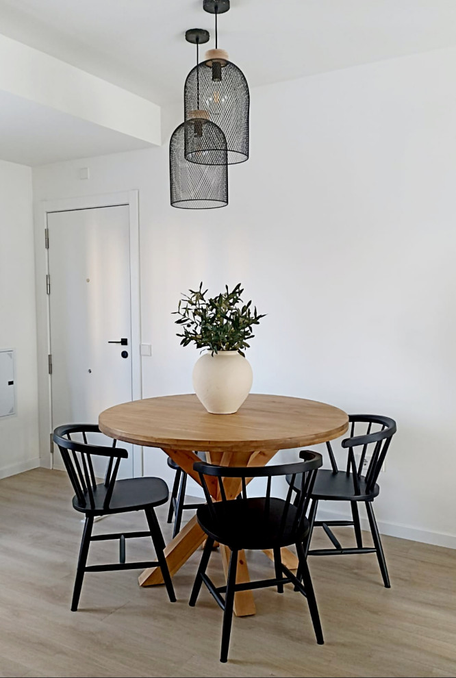 Idee per un piccolo soggiorno bohémian aperto con pareti bianche, pavimento in laminato e pavimento marrone