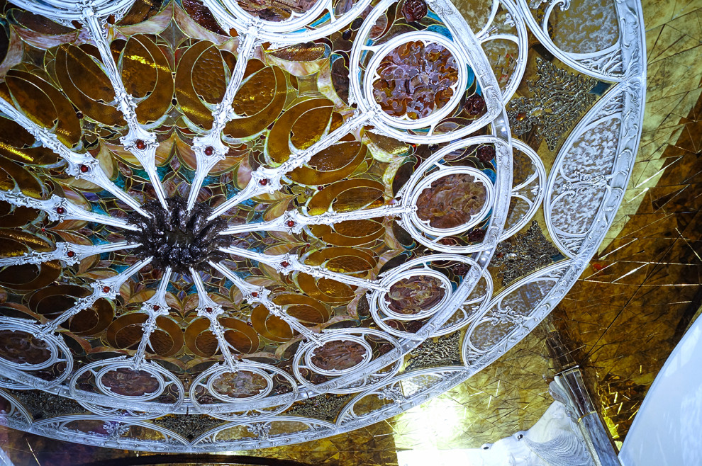 Подвесной витражный потолок и витражные колонны в проекте Алексея Коробки.