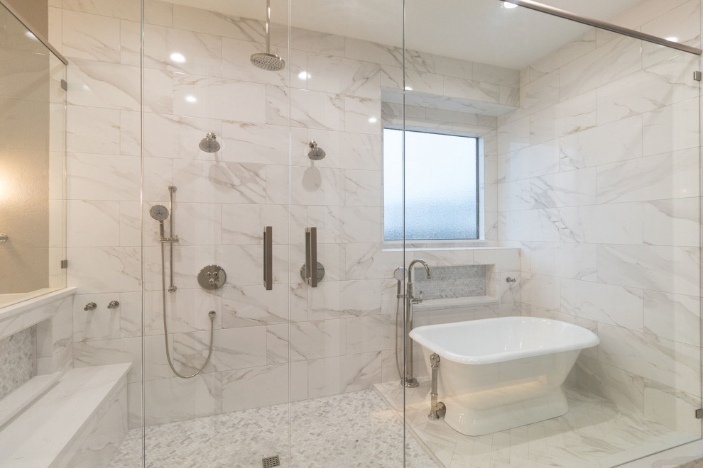 Foto på ett mycket stort vintage vit en-suite badrum, med skåp i shakerstil, vita skåp, ett fristående badkar, våtrum, vit kakel, marmorkakel, klinkergolv i porslin, ett undermonterad handfat, bänkskiva i kvarts, vitt golv och dusch med gångjärnsdörr