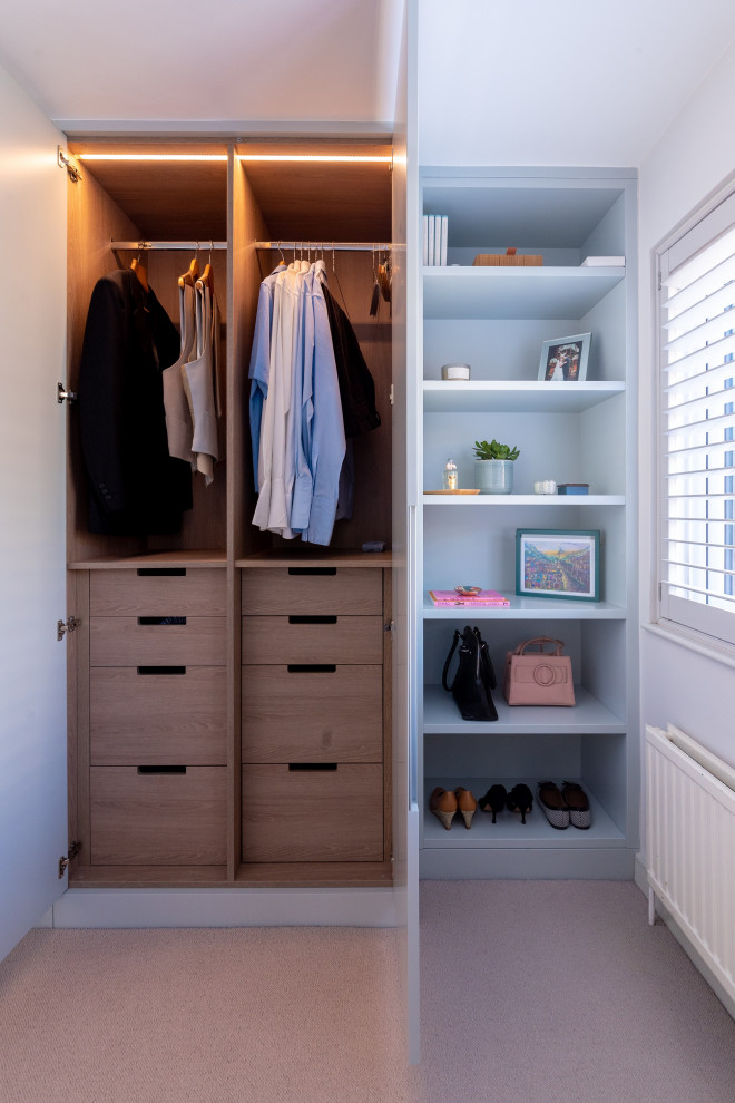 Exemple d'une petite armoire encastrée tendance neutre avec un placard à porte plane, des portes de placard blanches, moquette et un sol beige.