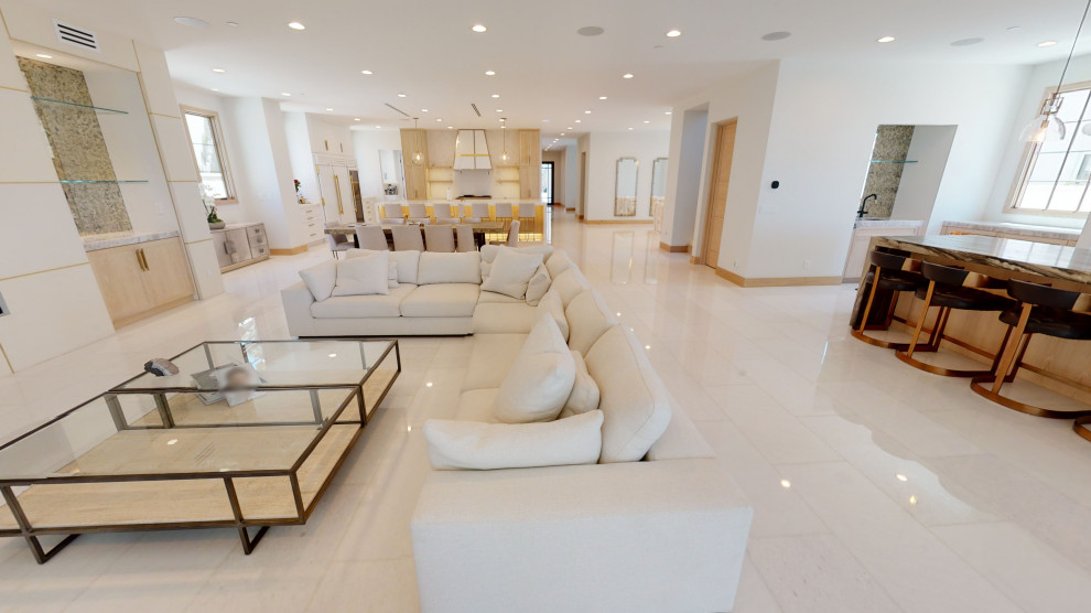 Geräumiges, Offenes Modernes Wohnzimmer mit weißer Wandfarbe, Porzellan-Bodenfliesen und weißem Boden in Orange County