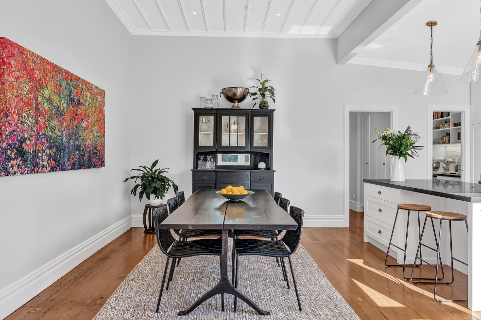 Esempio di una sala da pranzo aperta verso la cucina tradizionale di medie dimensioni con pareti grigie, pavimento in legno massello medio, pavimento marrone e soffitto a cassettoni