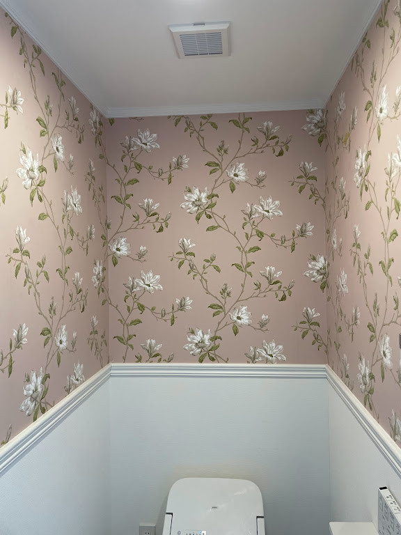 他の地域にあるトラディショナルスタイルのおしゃれなトイレ・洗面所の写真