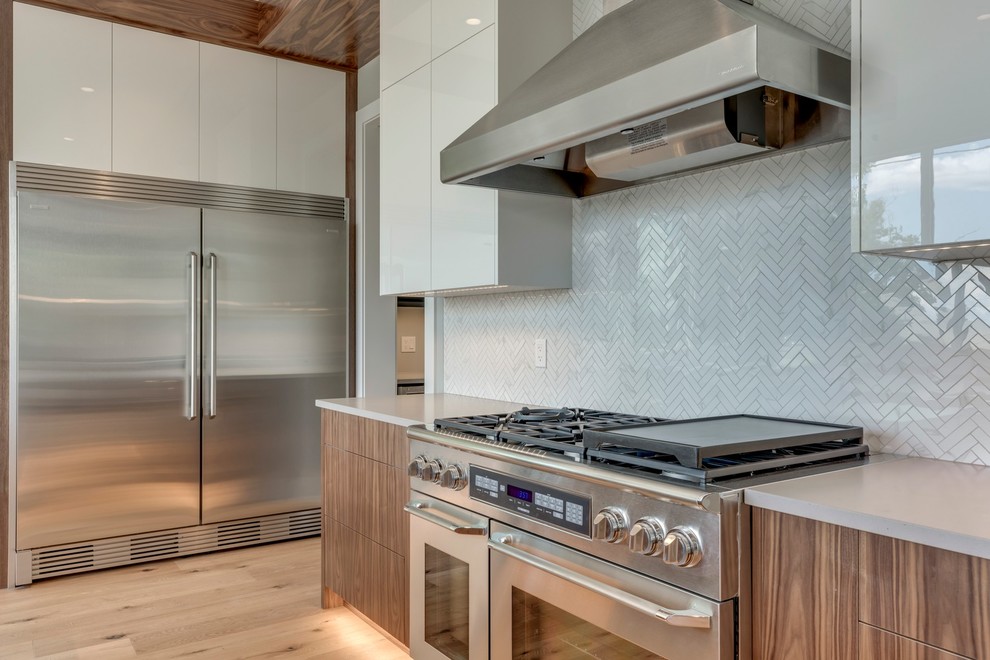 Kitchen - transitional kitchen idea in Calgary