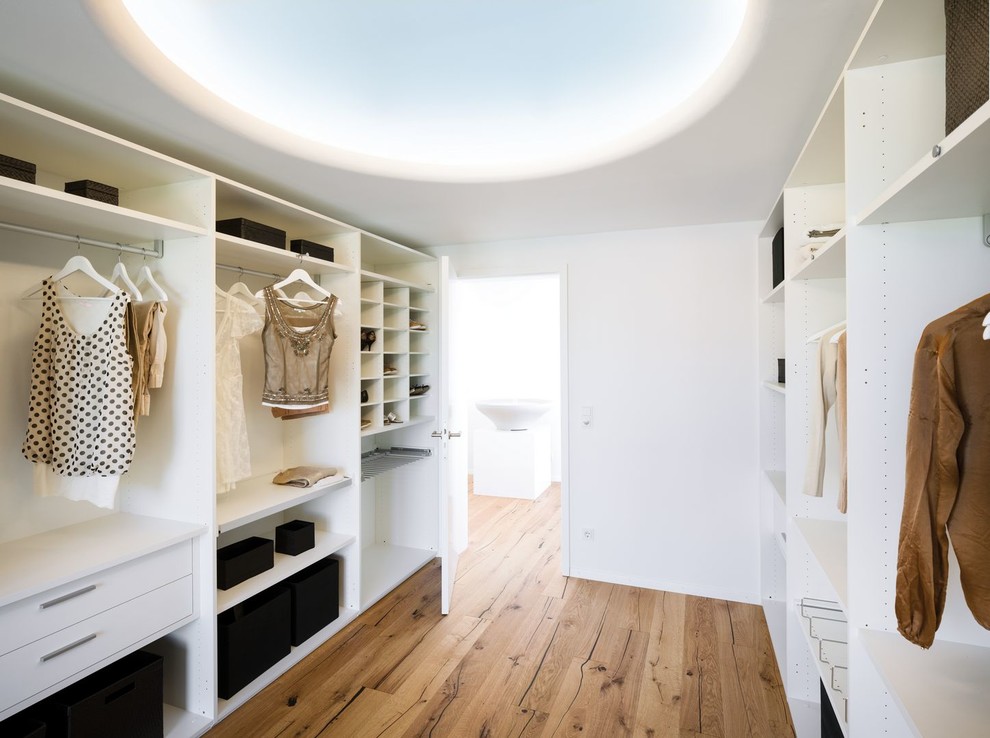 This is an example of a modern storage and wardrobe in Munich.
