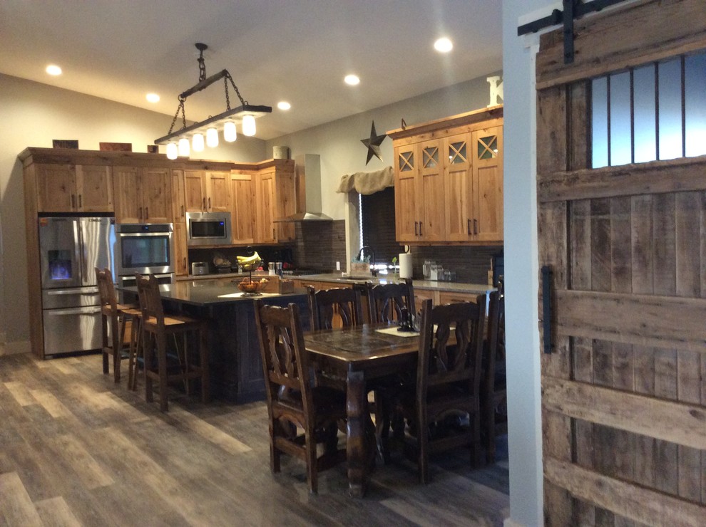Home design - rustic home design idea in Calgary