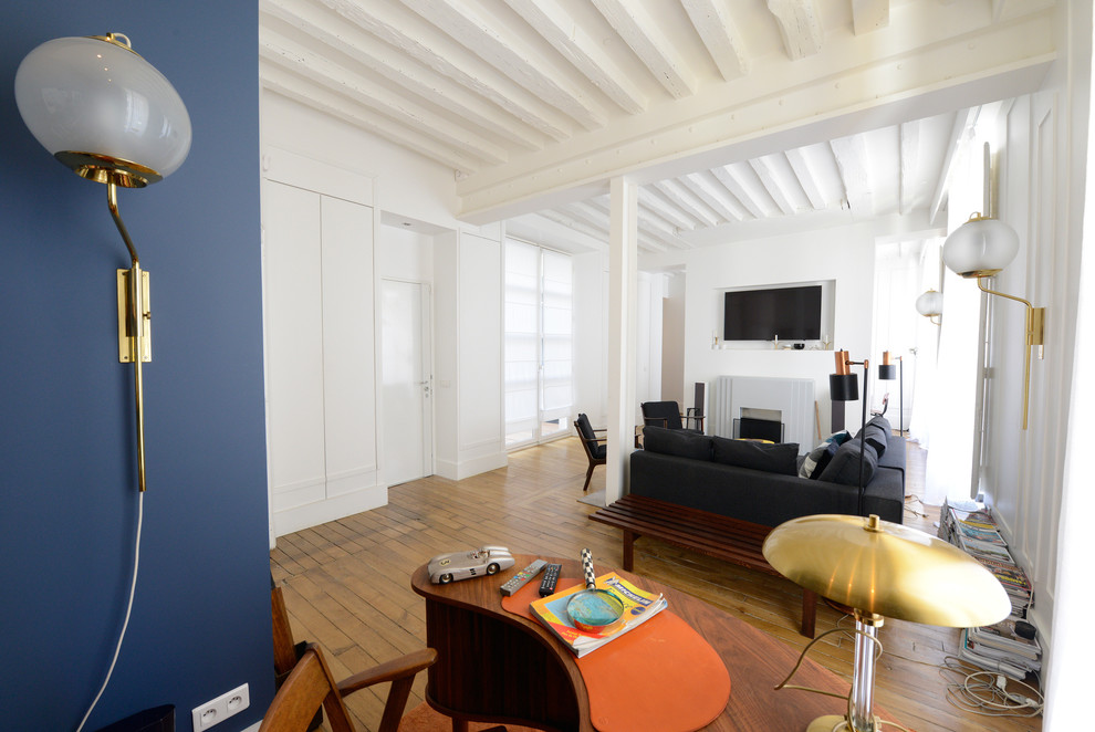 Cette photo montre une salle de séjour tendance.