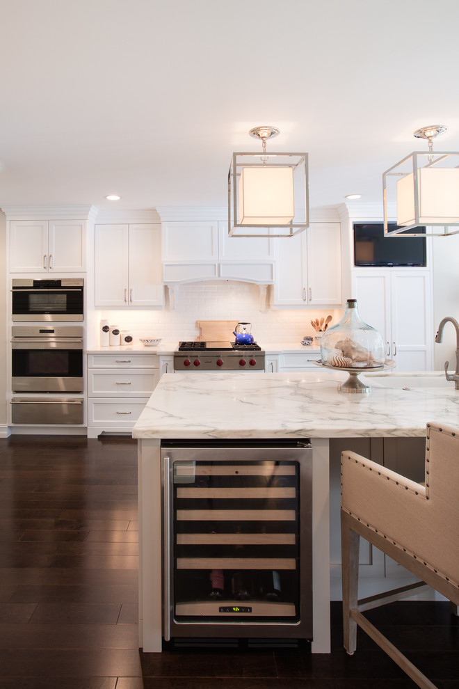 Transitional kitchen photo in Miami