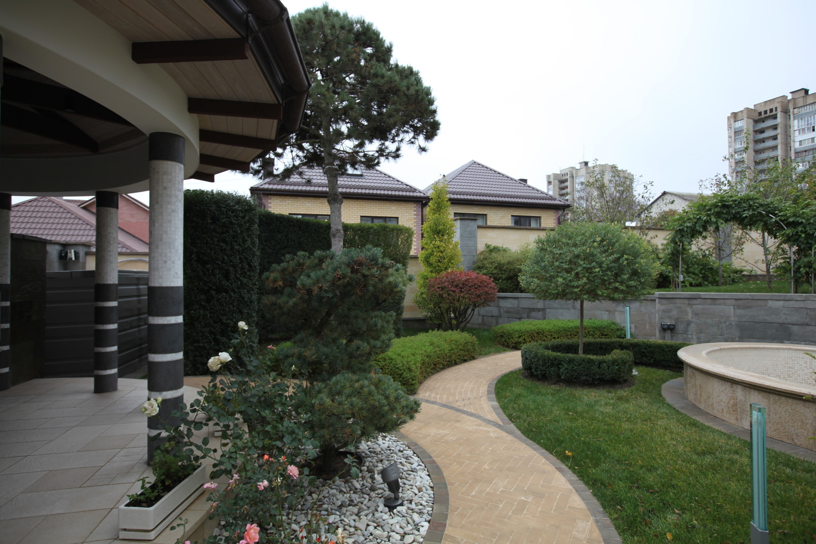 Итальянский сад с пиньями в городе