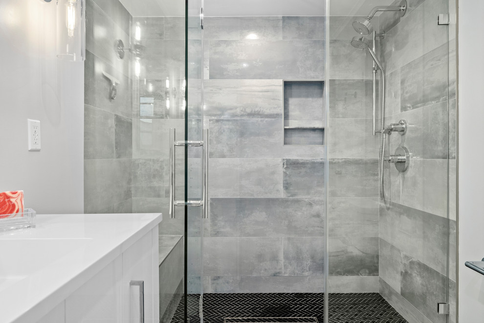 Exempel på ett mellanstort modernt vit vitt en-suite badrum, med släta luckor, vita skåp, en dusch i en alkov, en toalettstol med separat cisternkåpa, grå kakel, grå väggar, cementgolv, ett nedsänkt handfat, bänkskiva i kvarts, vitt golv, dusch med gångjärnsdörr, ett badkar i en alkov och keramikplattor
