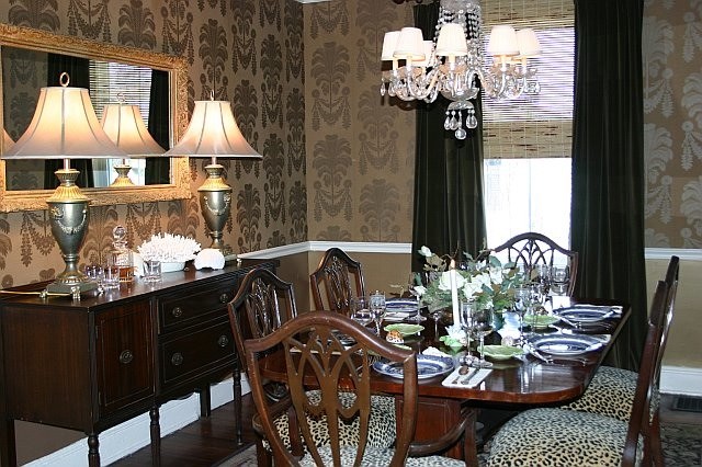 gold wallpaper dining room